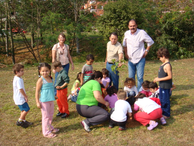 Imagem Alunos das Escolas Municipais com a Diretora Margarete, o Vereador Célio e o Prefeito Paulo Ronan Selecione a Imagem